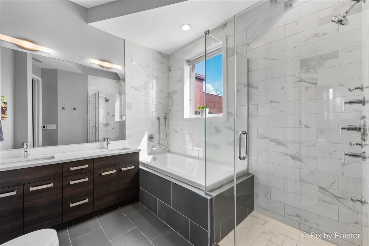 622 N Rockwell Street Unit: 403