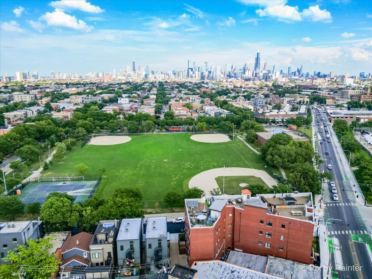 622 N Rockwell Street Unit: 403