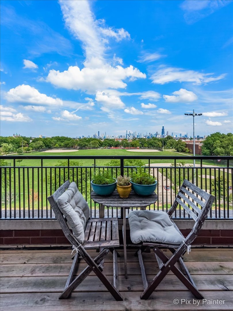 622 N Rockwell Street Unit: 403