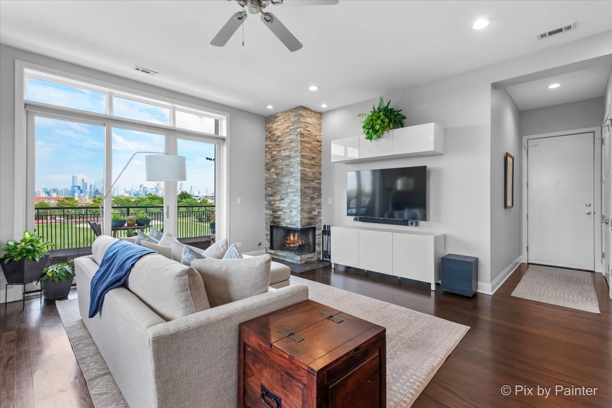 622 N Rockwell Street Unit: 403