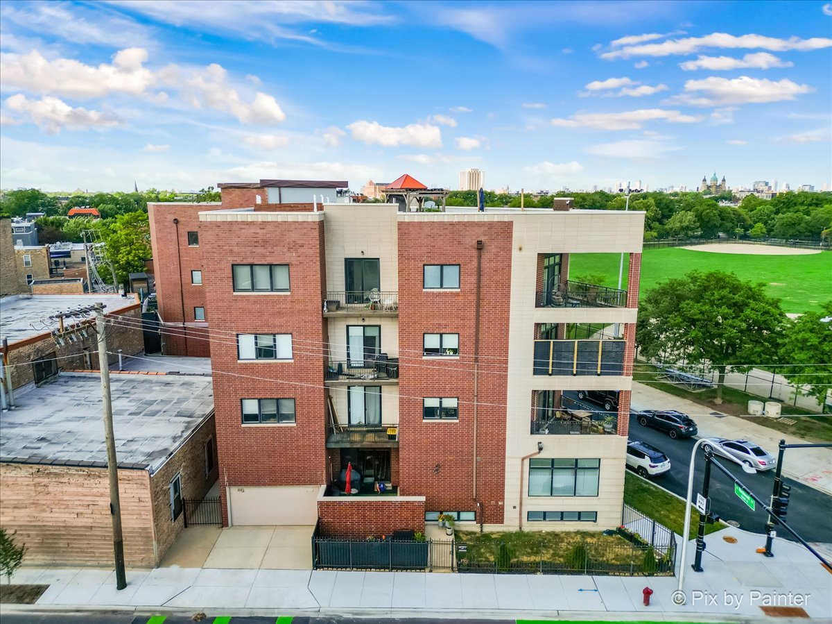 622 N Rockwell Street Unit: 403