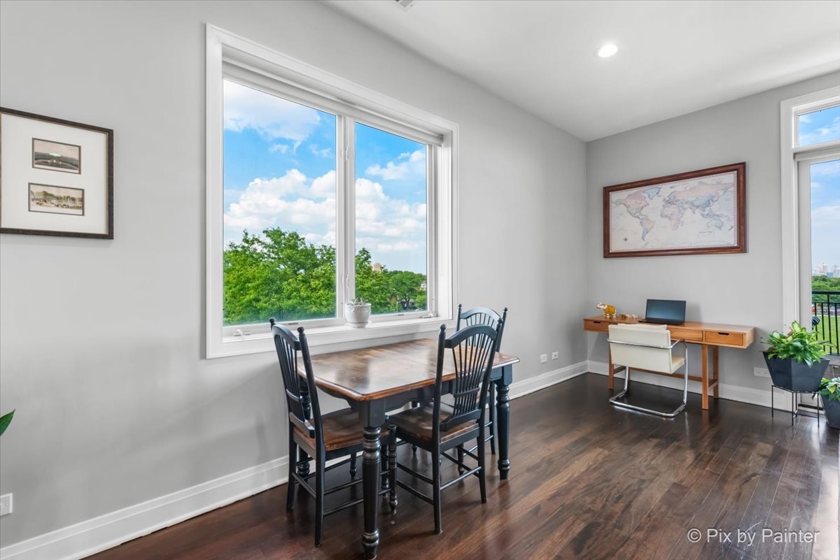 622 N Rockwell Street Unit: 403