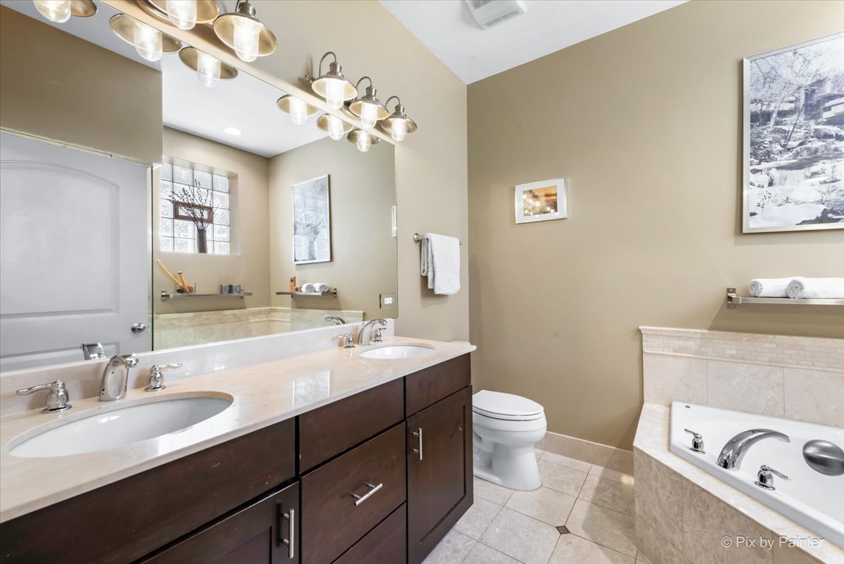 1246 W WINNEMAC Avenue Unit: G