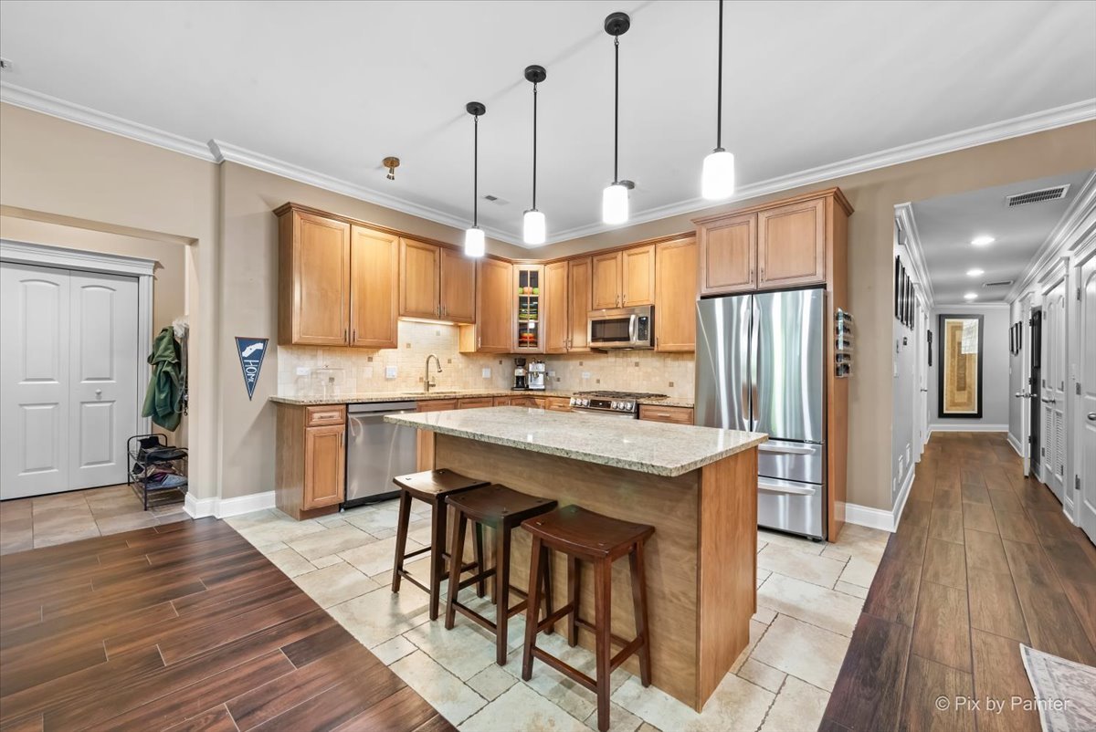 1246 W WINNEMAC Avenue Unit: G