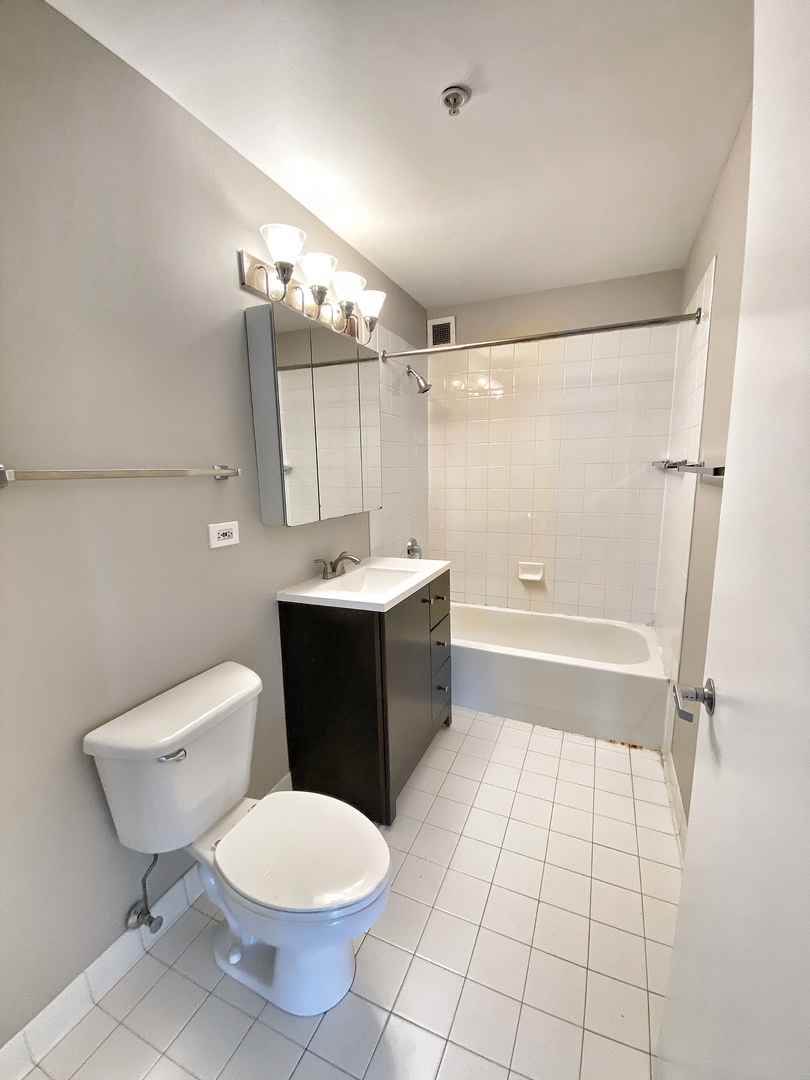 2 E Erie Street Unit: 3906