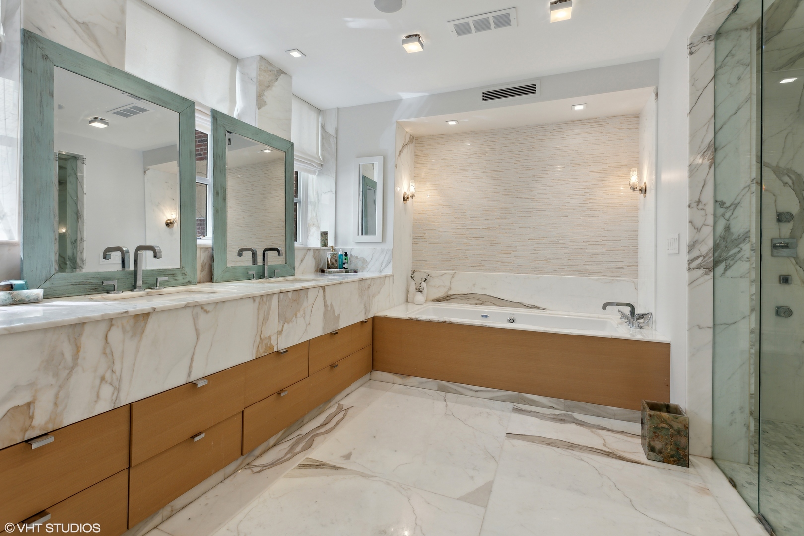 210 E WALTON Place Unit: C