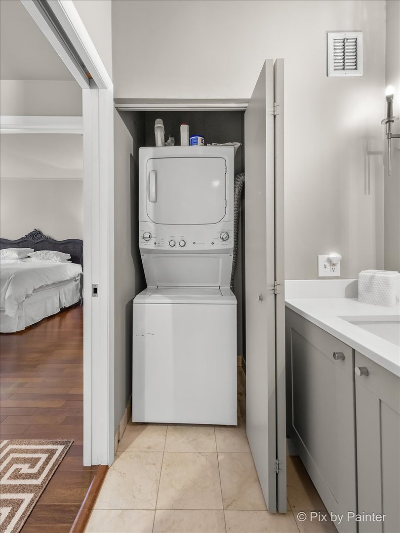 744 N Clark Street Unit: 705