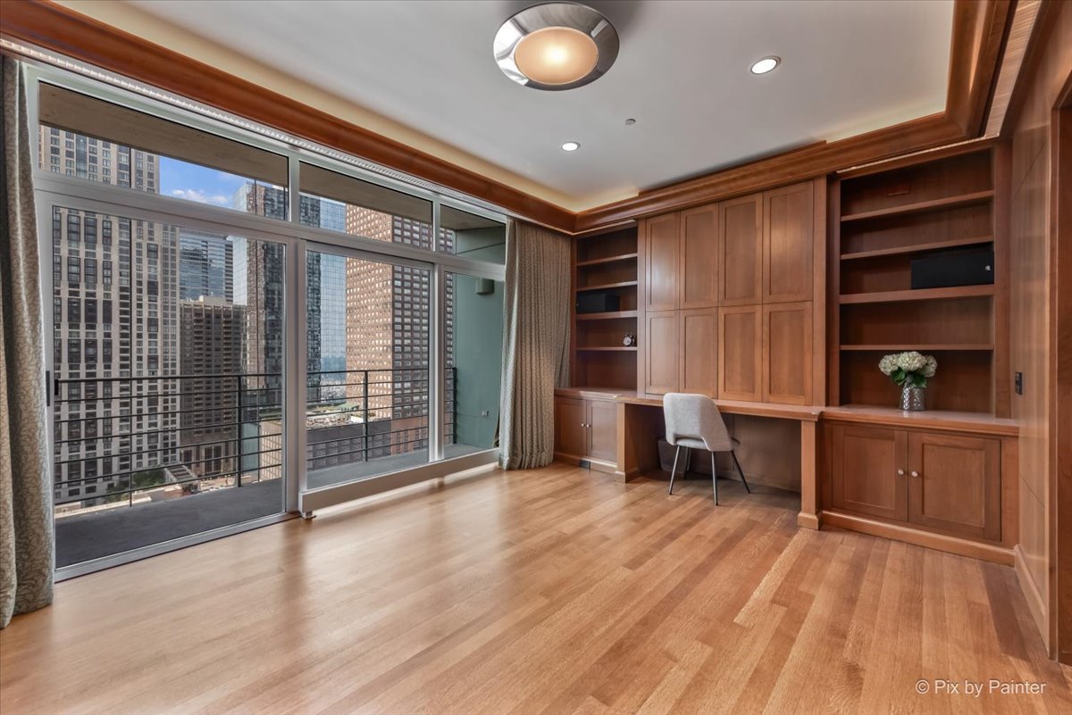 445 E North Water Street Unit: 2205