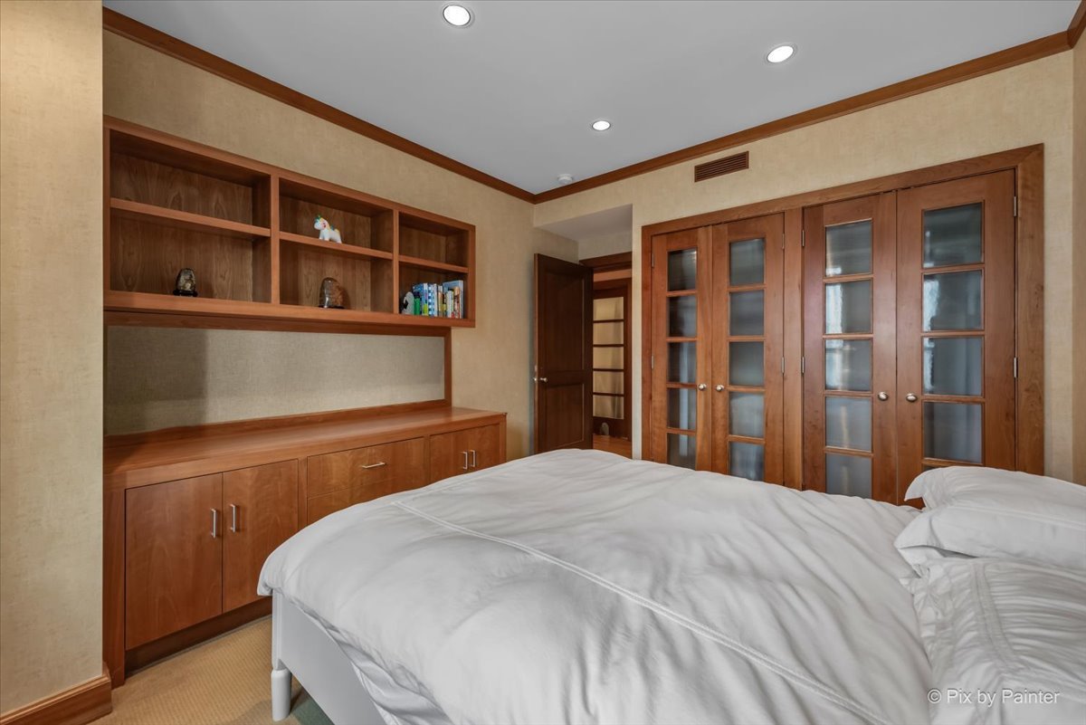 445 E North Water Street Unit: 2205