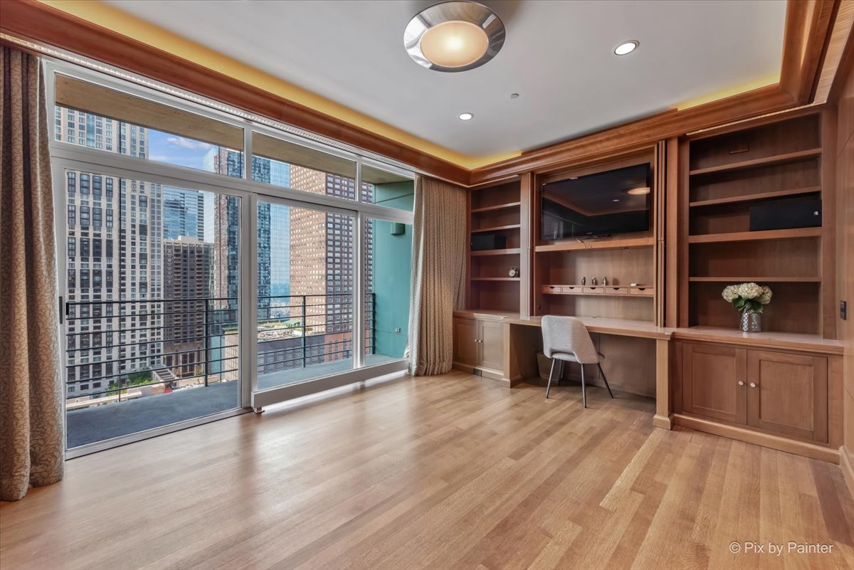 445 E North Water Street Unit: 2205