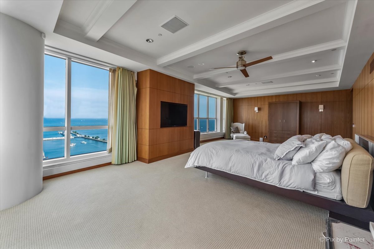 445 E North Water Street Unit: 2205