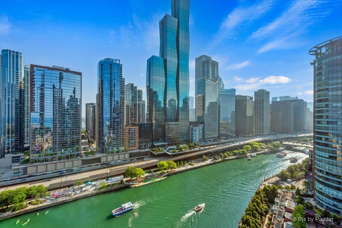 445 E North Water Street Unit: 2205