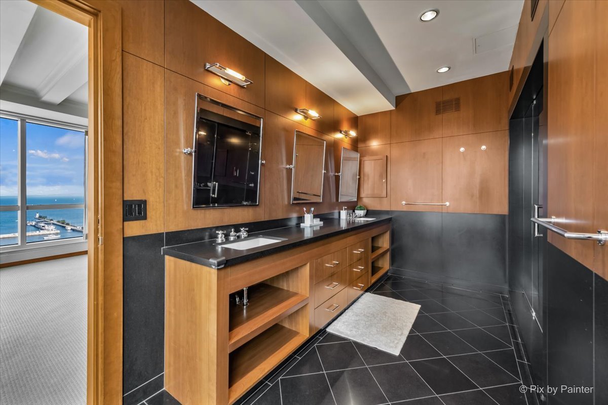445 E North Water Street Unit: 2205