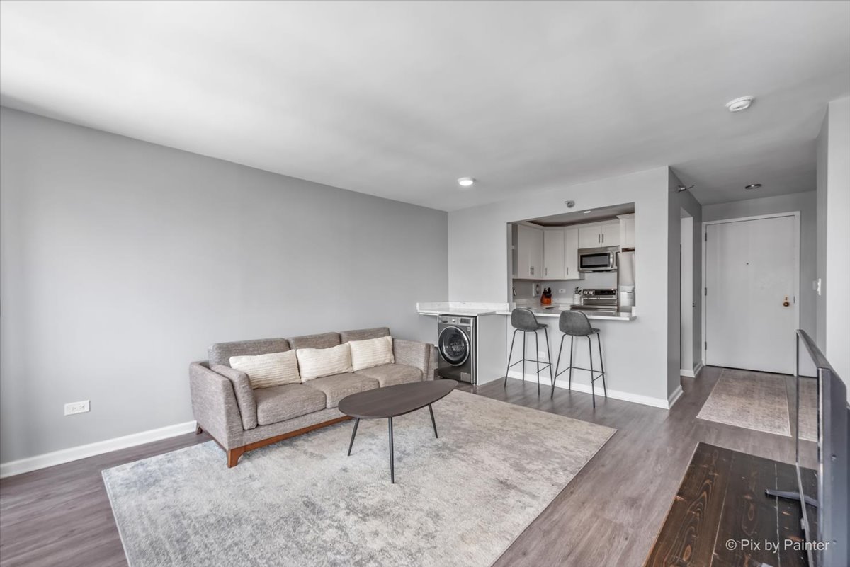 111 W MAPLE Street Unit: 1109