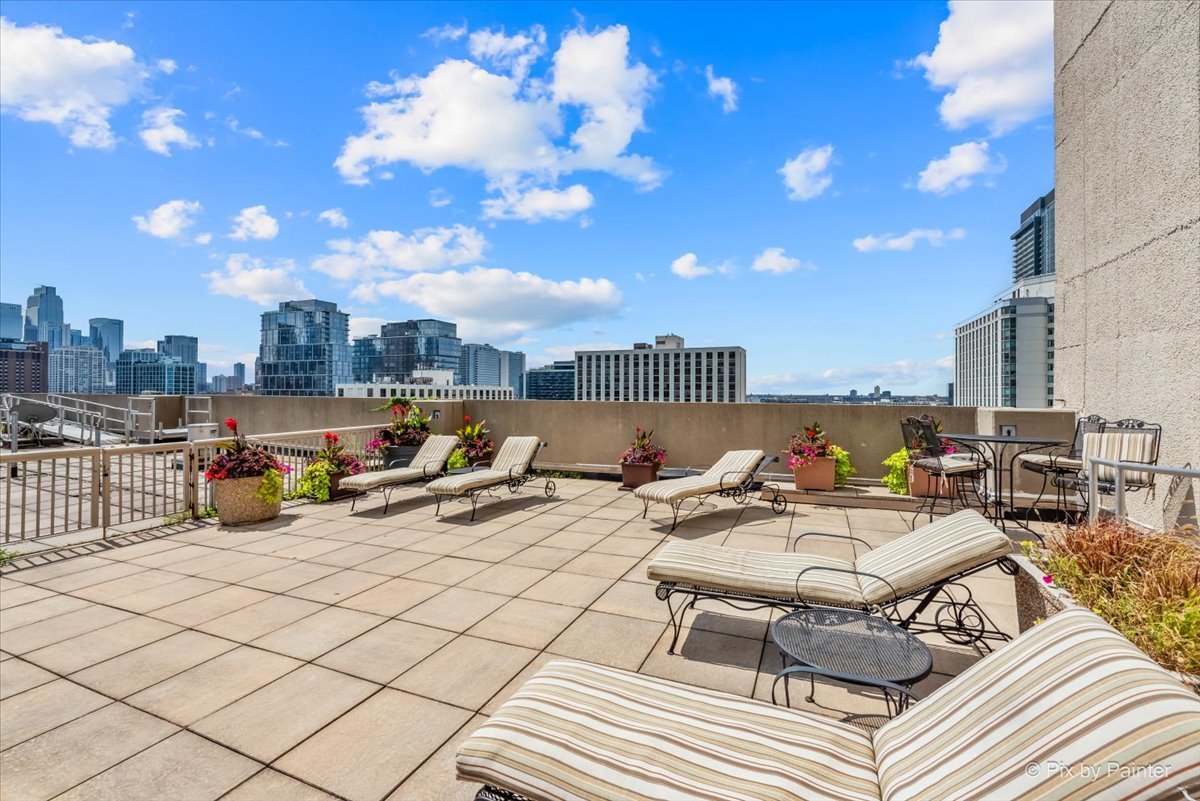111 W MAPLE Street Unit: 1109