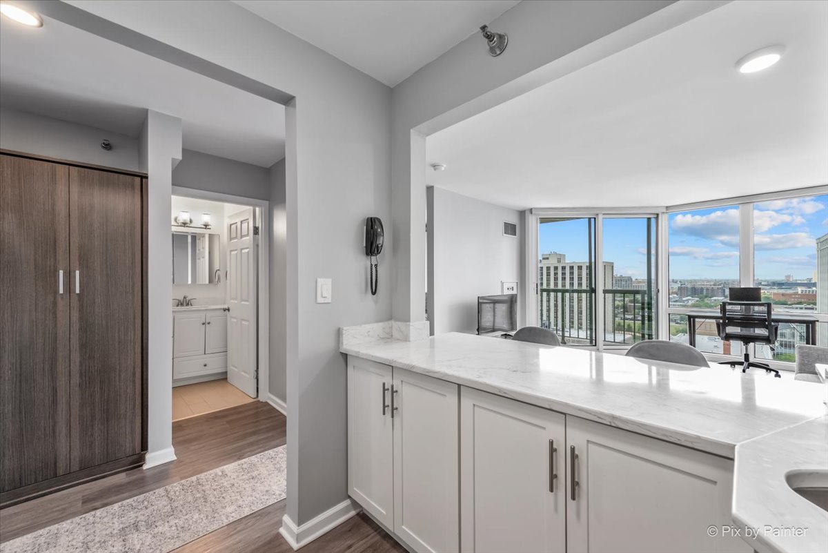 111 W MAPLE Street Unit: 1109