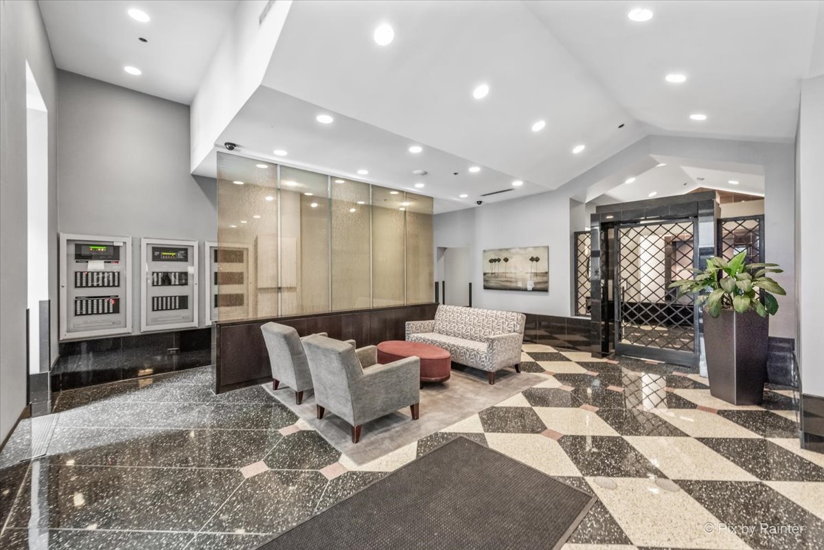 111 W MAPLE Street Unit: 1109