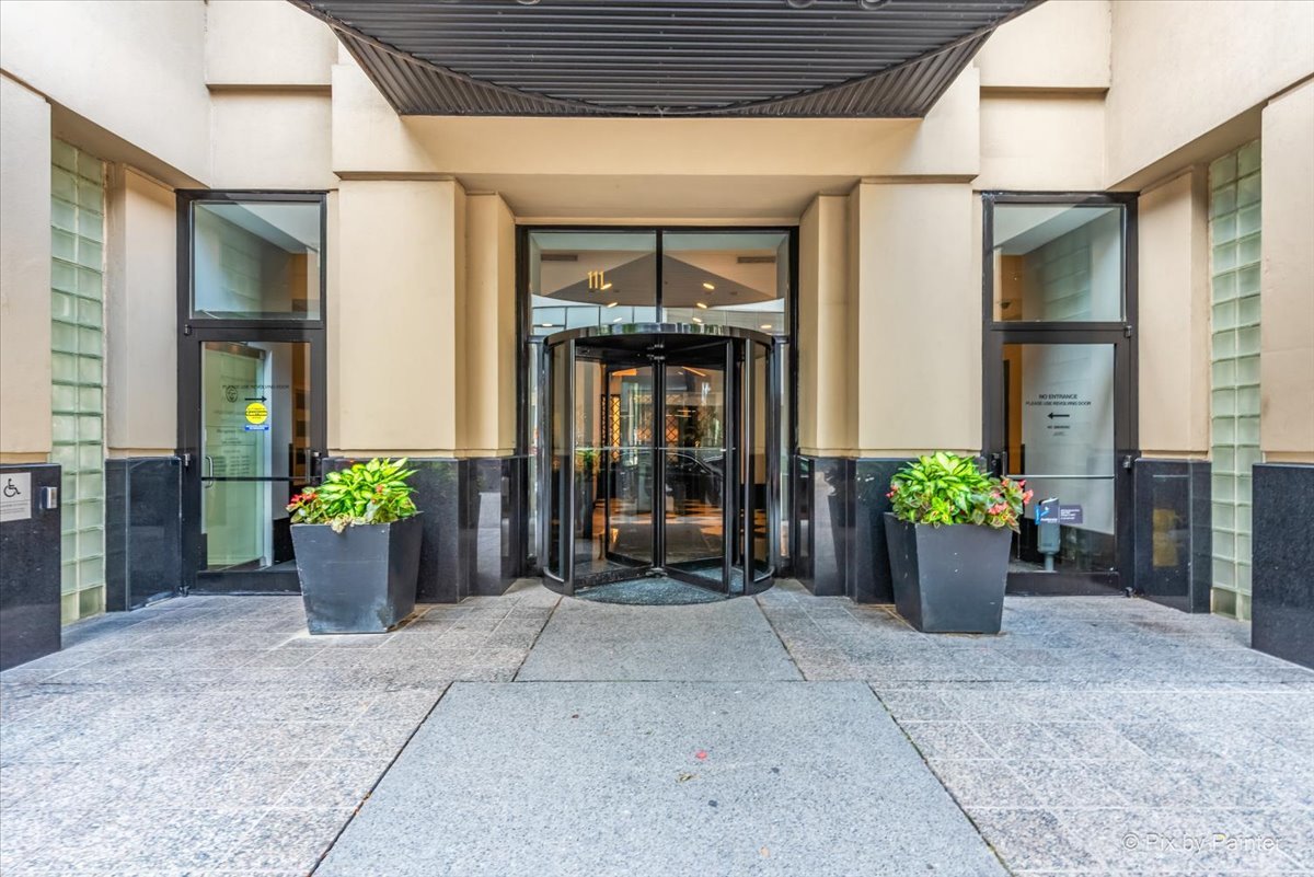 111 W MAPLE Street Unit: 1109