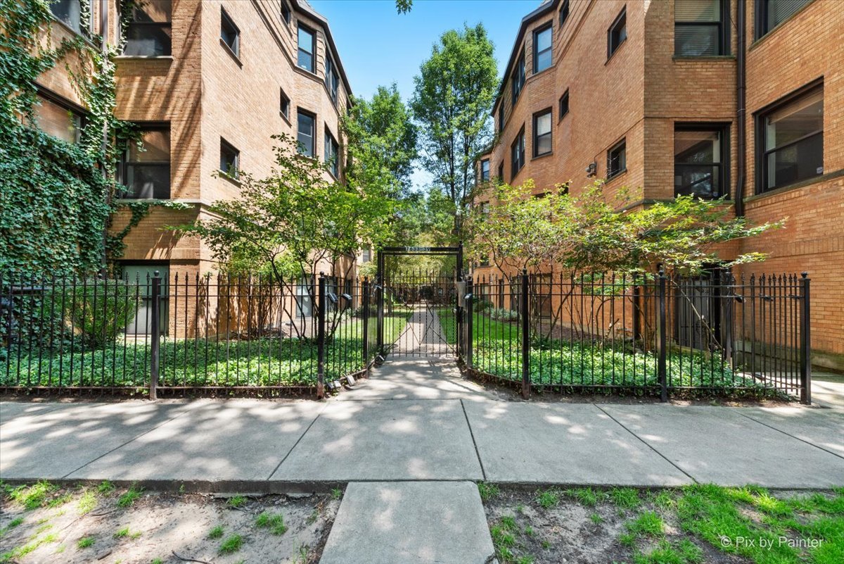 7635.5 N Greenview Avenue Unit: 3S