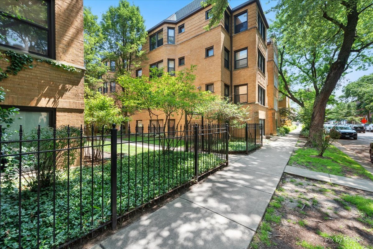 7635.5 N Greenview Avenue Unit: 3S