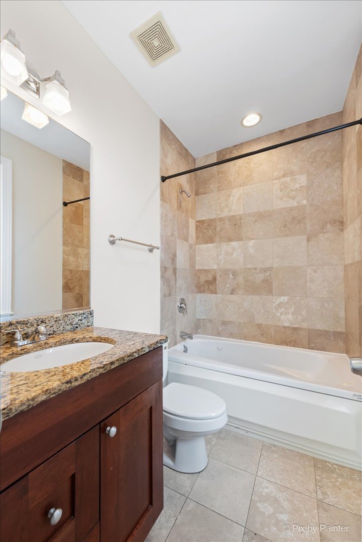 7635.5 N Greenview Avenue Unit: 3S