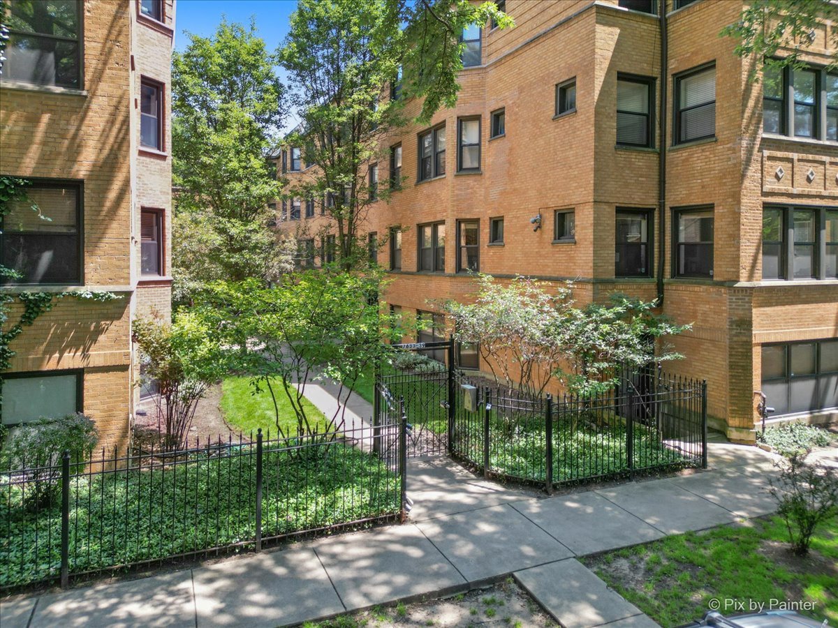 7635.5 N Greenview Avenue Unit: 3S