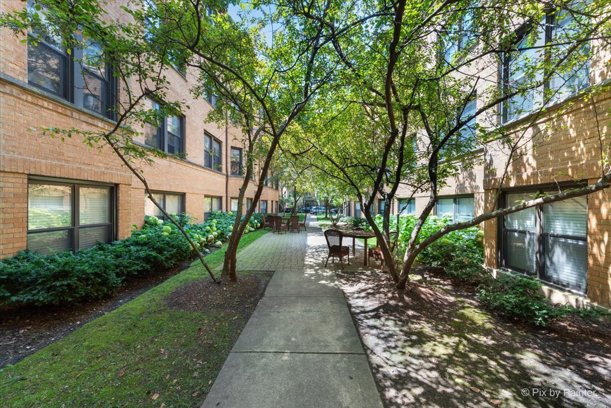 7635.5 N Greenview Avenue Unit: 3S