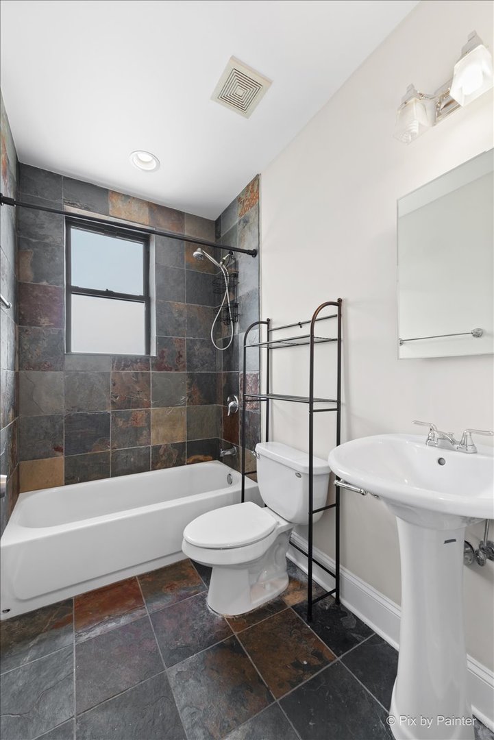 7635.5 N Greenview Avenue Unit: 3S