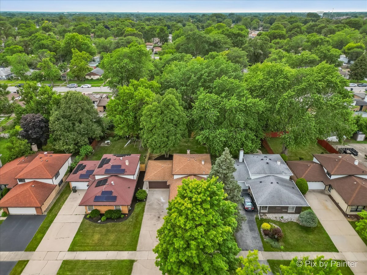 15242 Blackstone Avenue