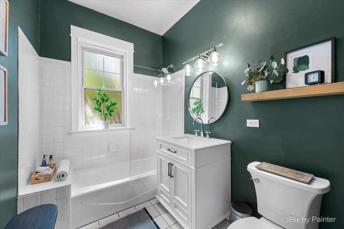 3801 N Wilton Avenue Unit: 2S