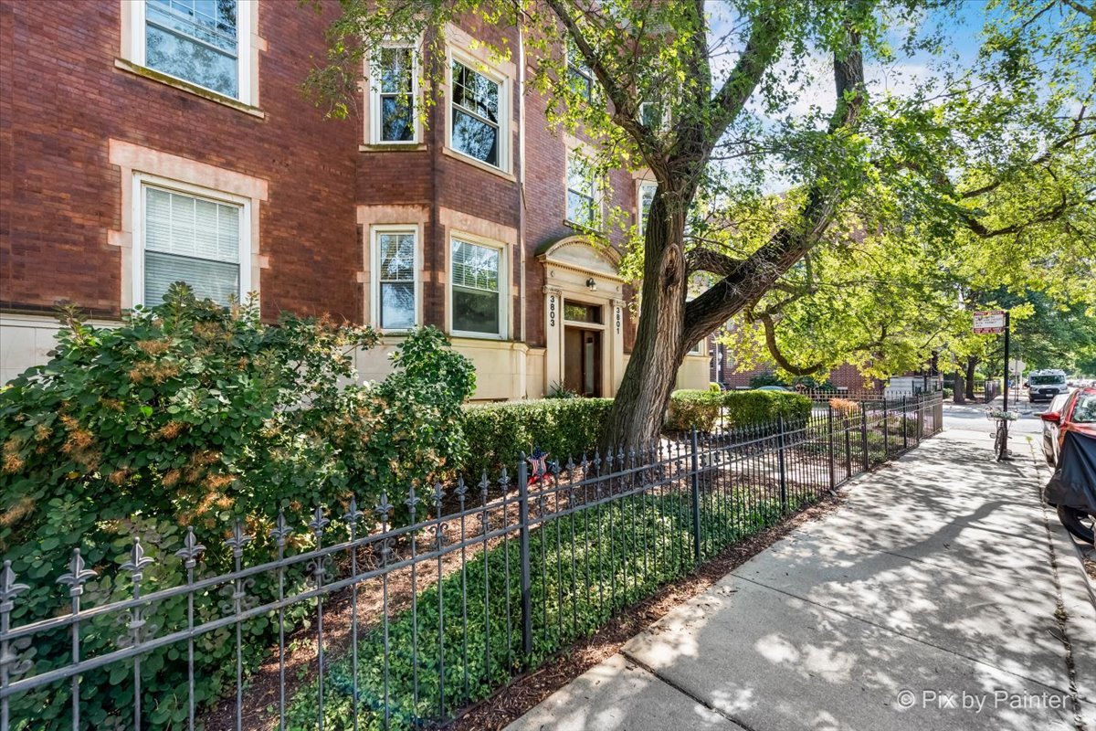 3801 N Wilton Avenue Unit: 2S
