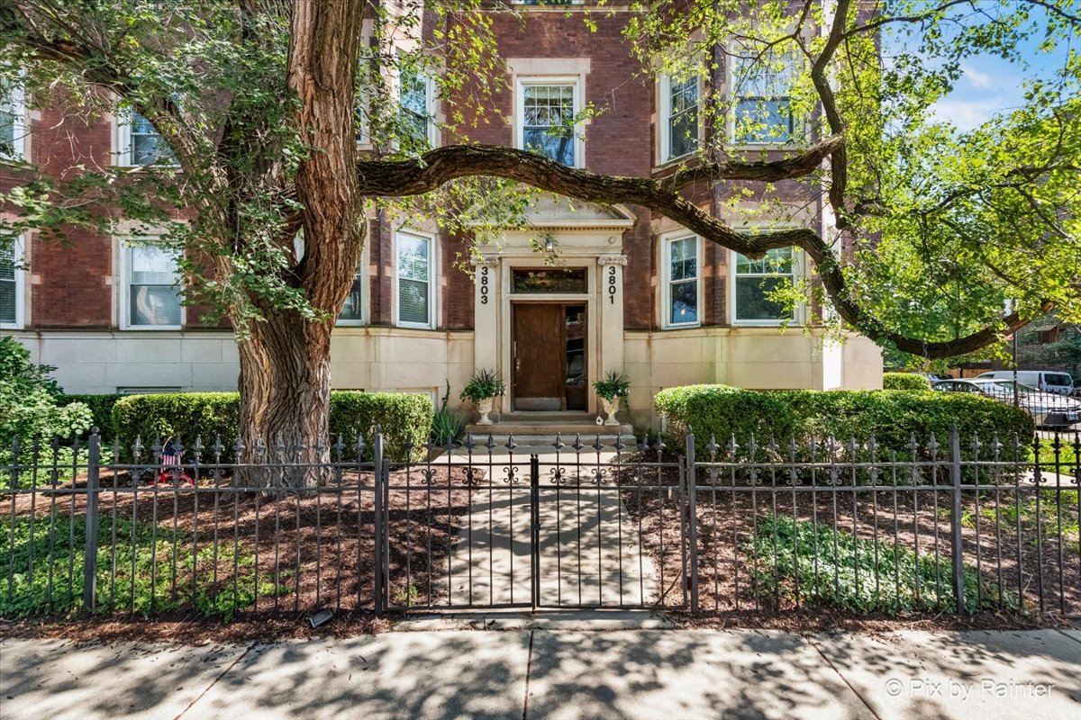 3801 N Wilton Avenue Unit: 2S