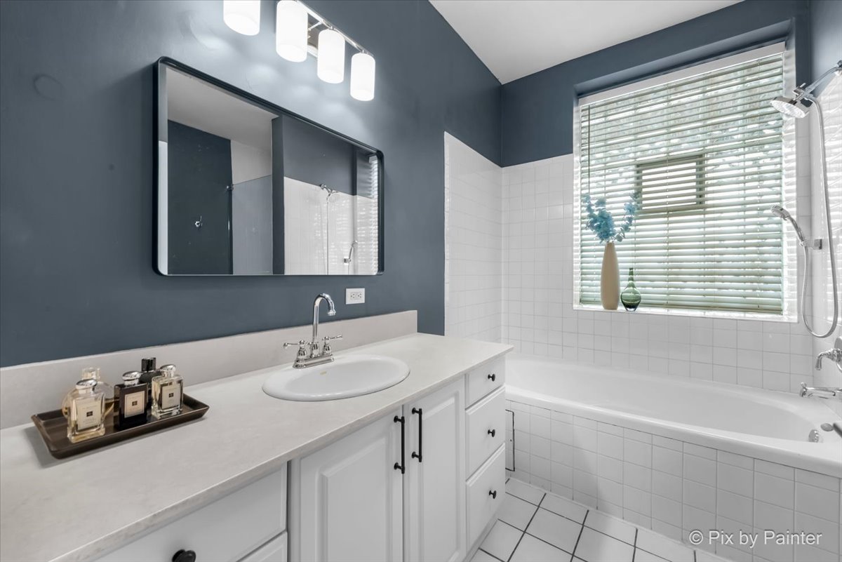 3801 N Wilton Avenue Unit: 2S