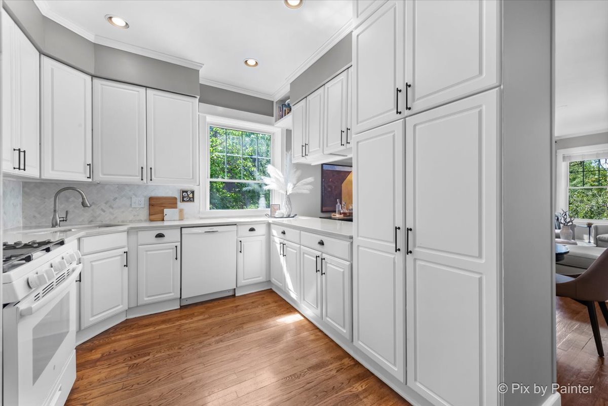 3801 N Wilton Avenue Unit: 2S