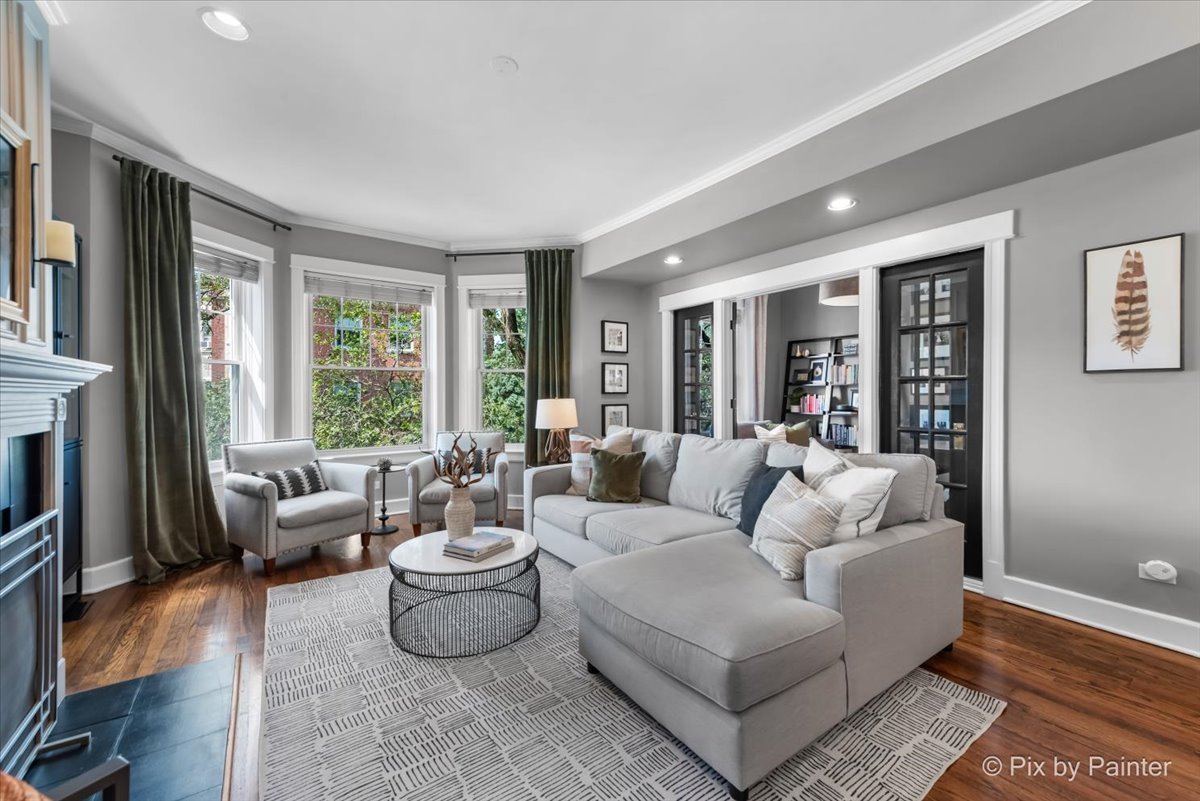 3801 N Wilton Avenue Unit: 2S