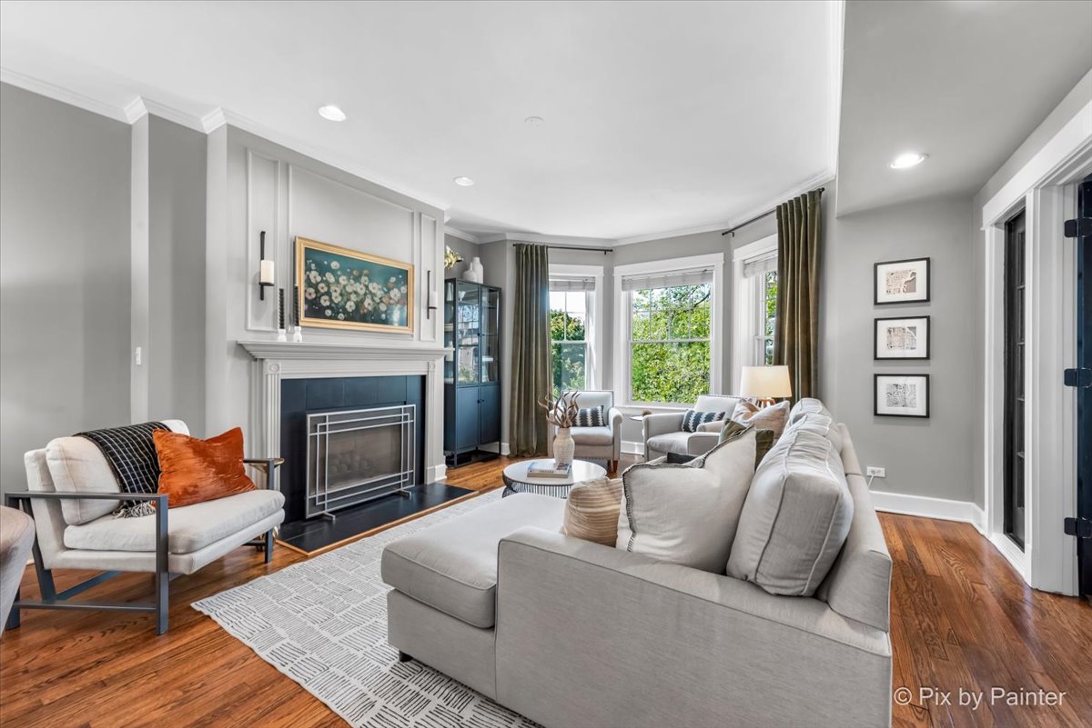 3801 N Wilton Avenue Unit: 2S