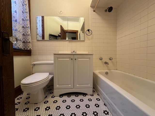 1442 W Jarvis Avenue Unit: 3B