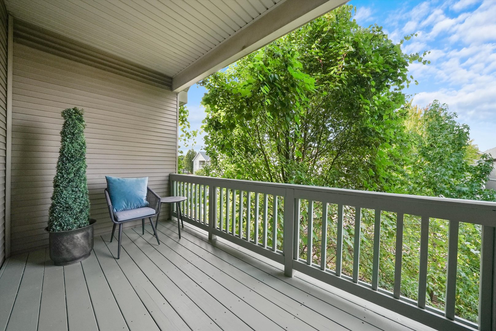 2444 W Waveland Avenue