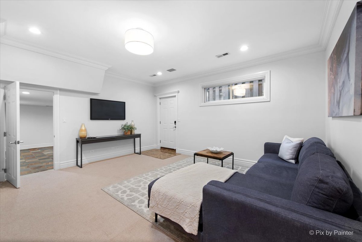 3650 N Paulina Street