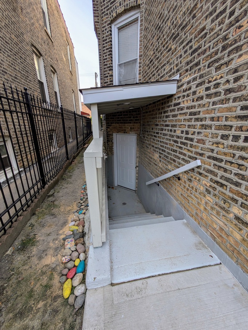 2434 N Harding Avenue Unit: G