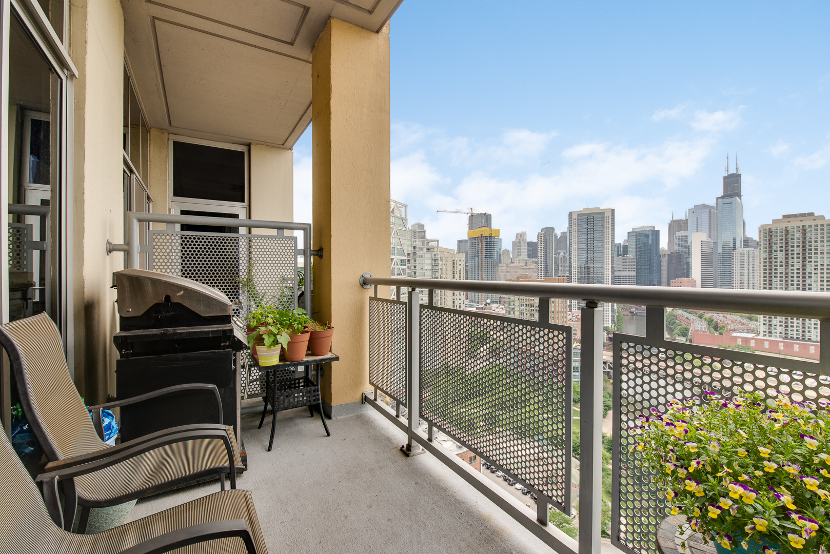 700 N LARRABEE Street Unit: 1813