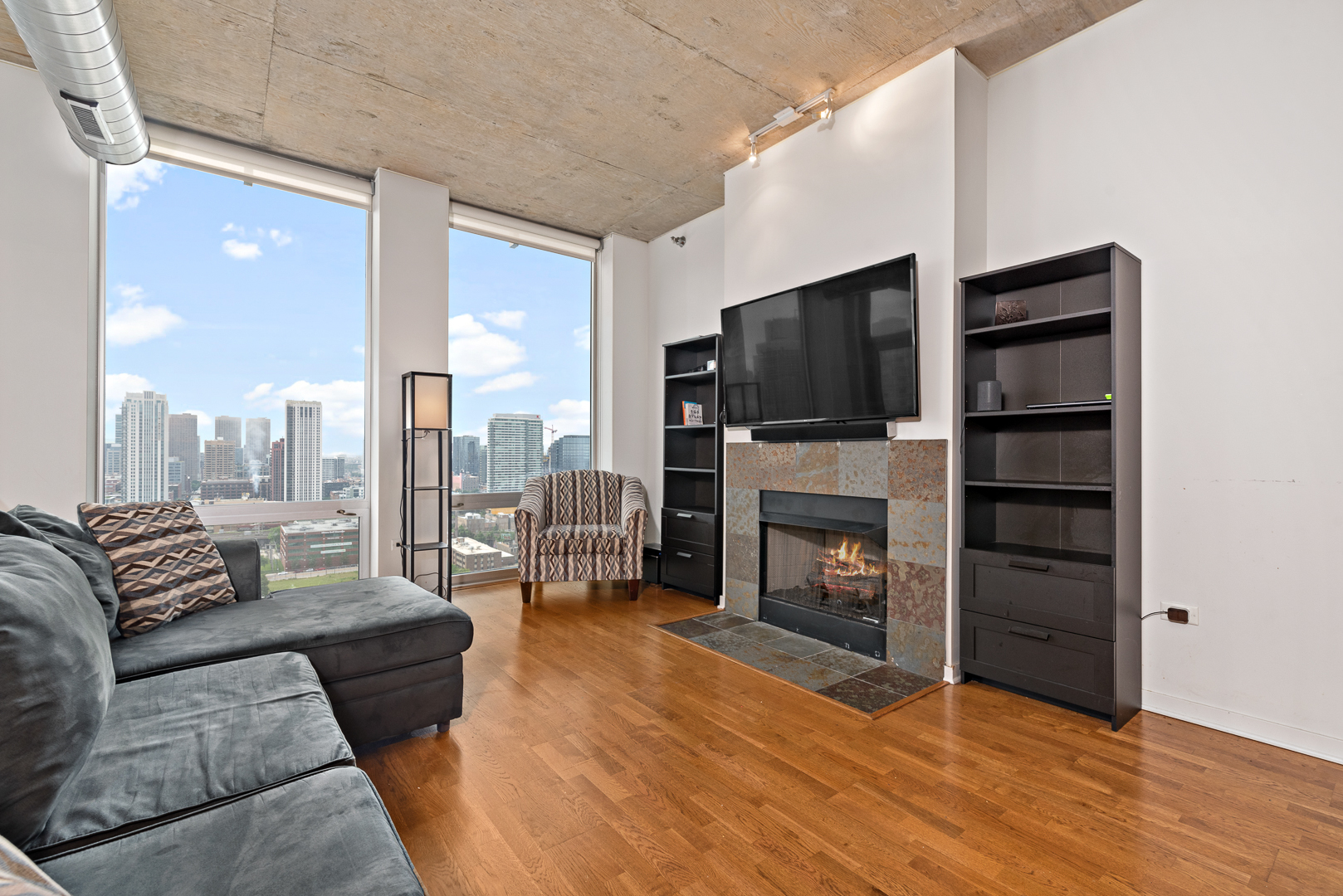 700 N LARRABEE Street Unit: 1813