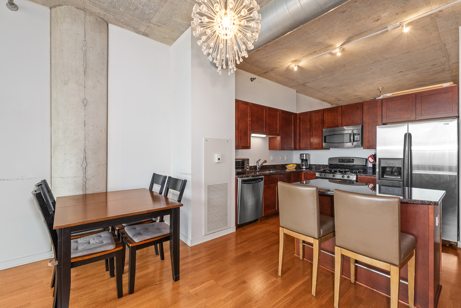 700 N LARRABEE Street Unit: 1813
