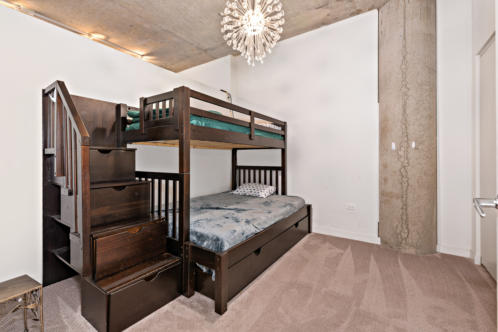 700 N LARRABEE Street Unit: 1813