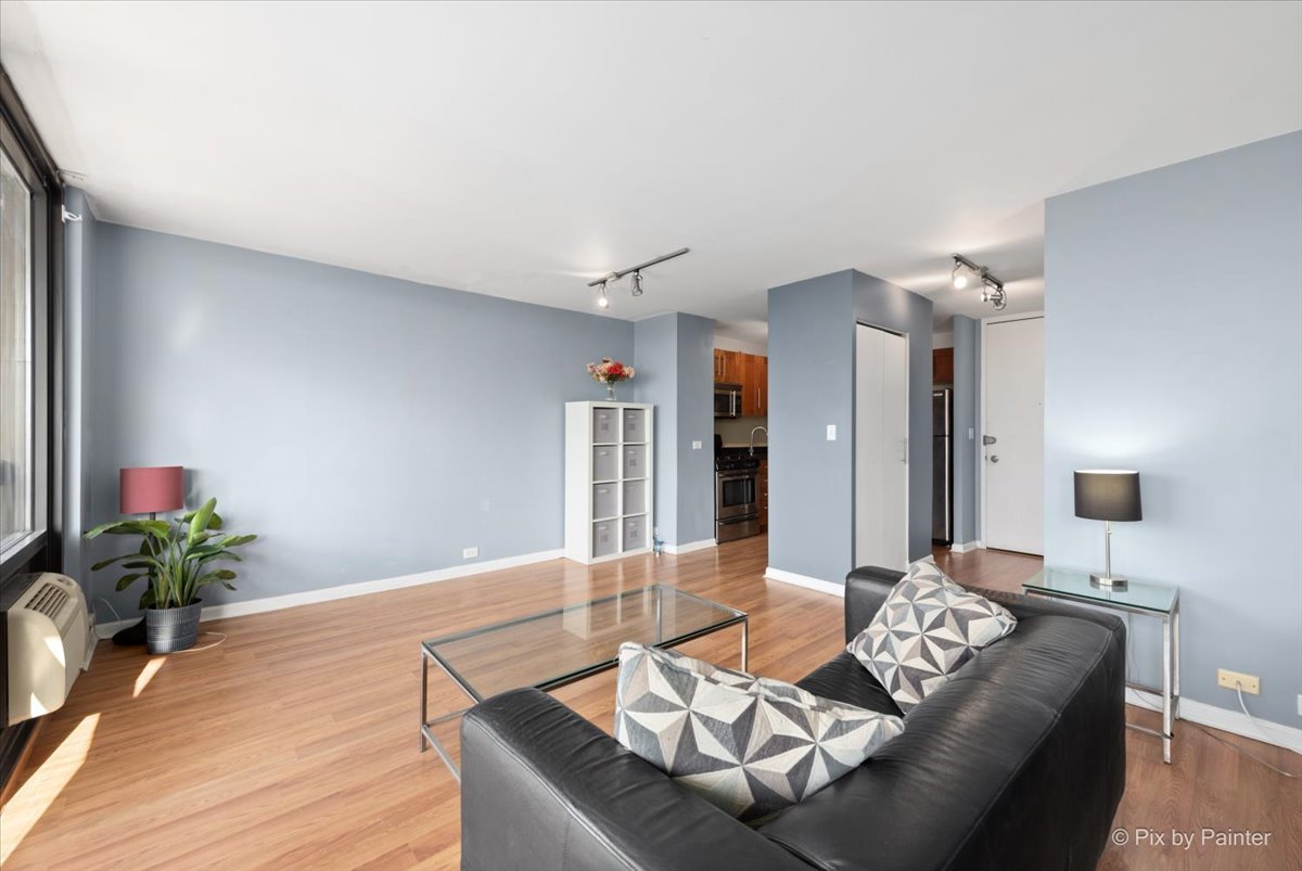 3001 S Michigan Avenue Unit: 1006