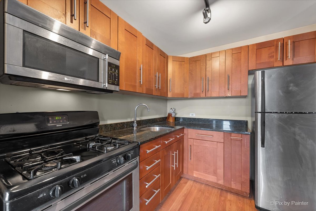 3001 S Michigan Avenue Unit: 1006