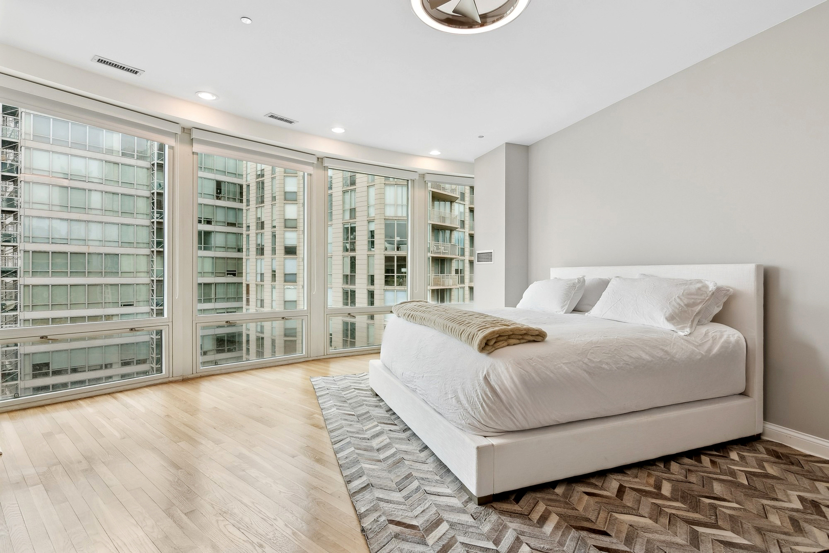600 N KINGSBURY Street Unit: 1905