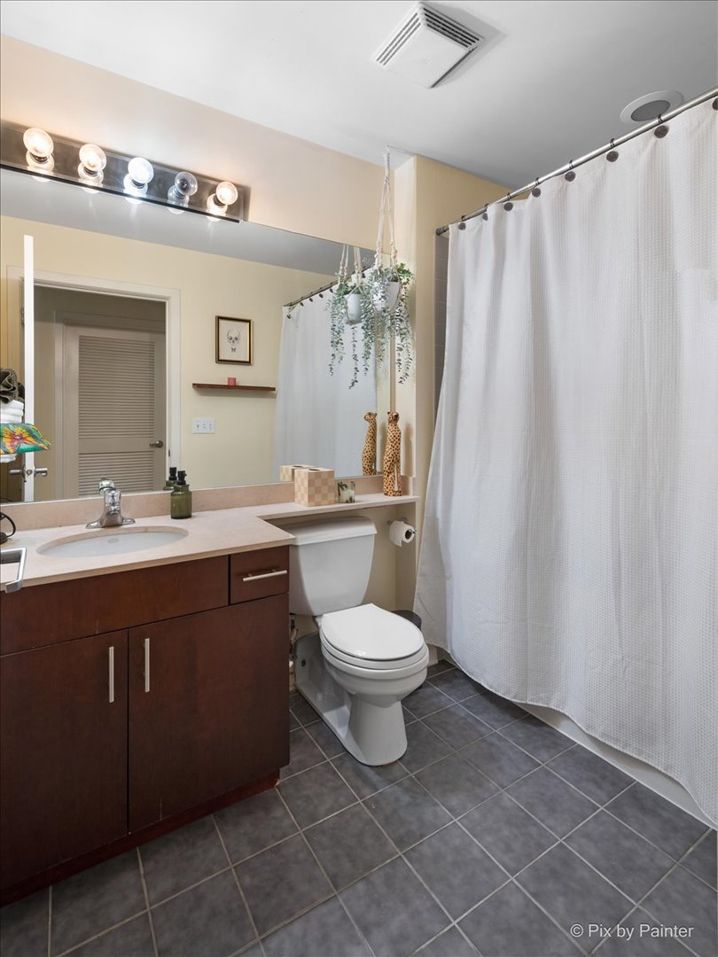 1040 W Adams Street Unit: 104