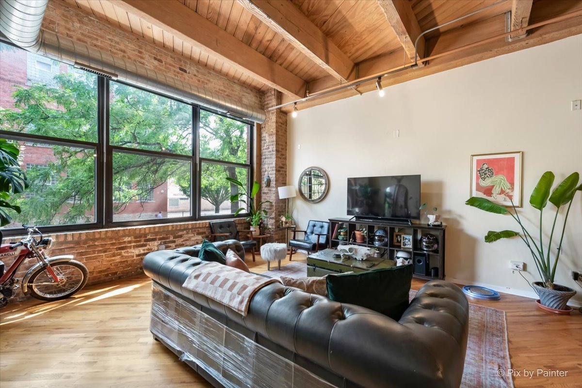 1040 W Adams Street Unit: 104