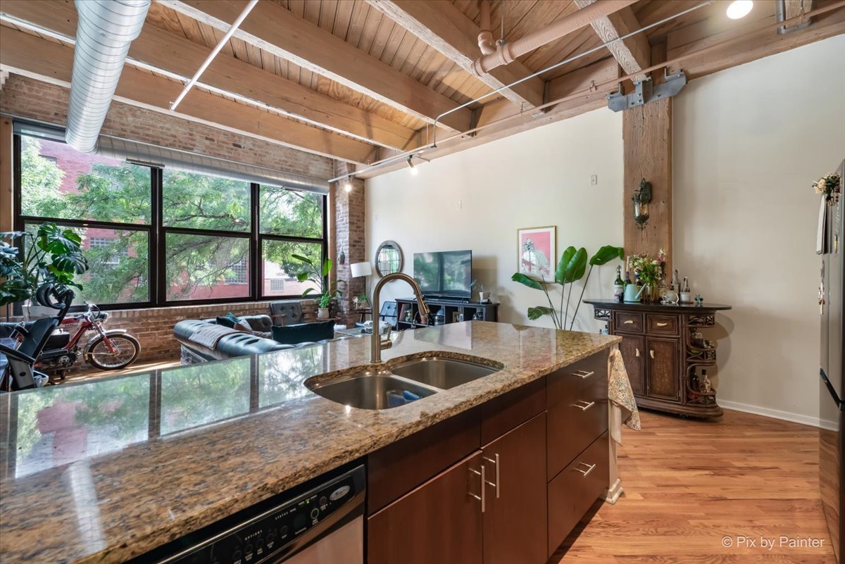 1040 W Adams Street Unit: 104